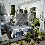 Sweet Two Steps From The Ruins... ベッド・アンド・ブレックファスト