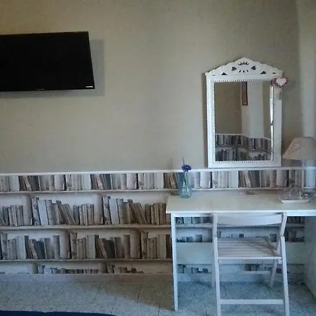 Sweet Two Steps From The Ruins... Bed and Breakfast