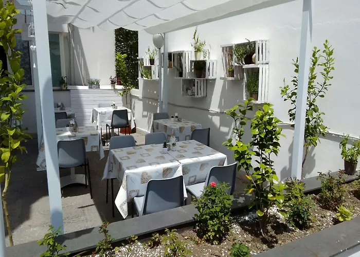 Sweet Two Steps From The Ruins... Bed & Breakfast